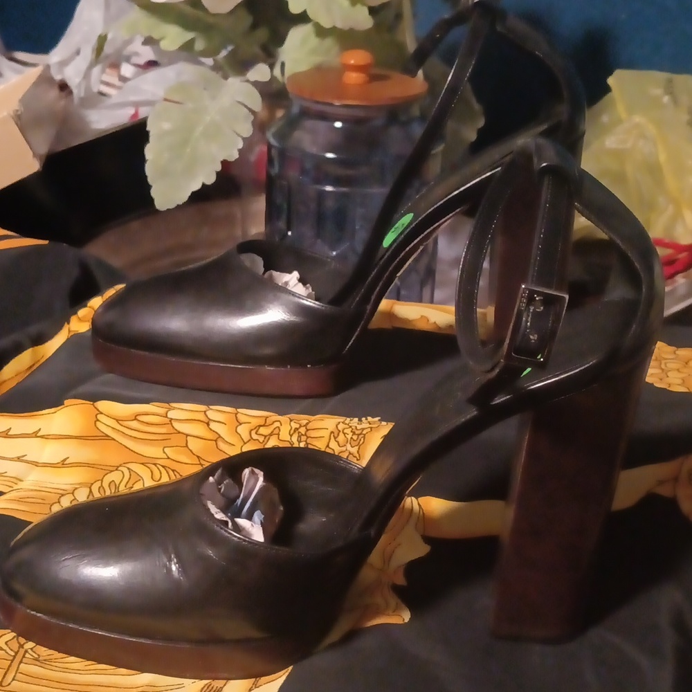 Gucci Women's Ankle Strap Platform Pump - Picture 7 of 11